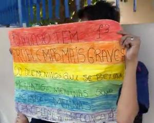 Sobre a mãe que invadiu escola para bater no filho gay