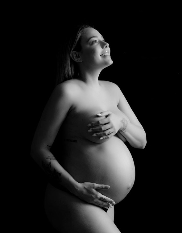 Mãe do filho de Neymar posa nua com barrigão na reta final de 2ª gravidez