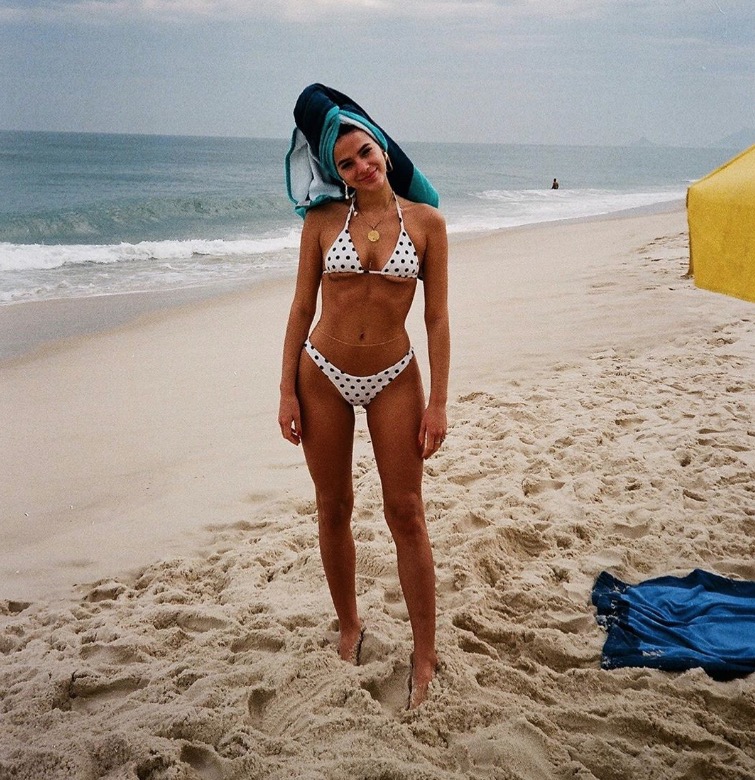 Bruna Marquezine 'quebra' seguidores com foto de biquininho na praia