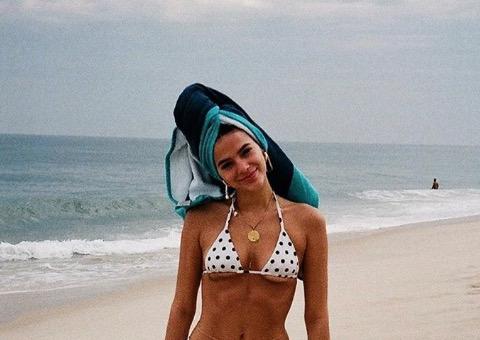 Bruna Marquezine 'quebra' seguidores com foto de biquininho na praia