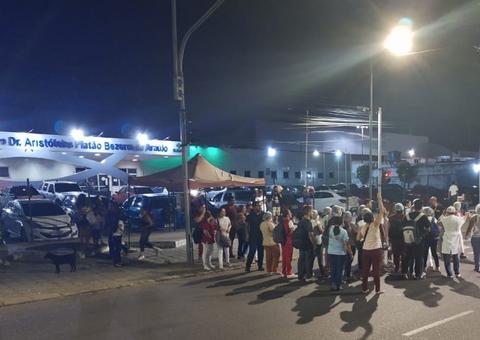 Com salários atrasados, funcionários da saúde realizam manifestação em Manaus