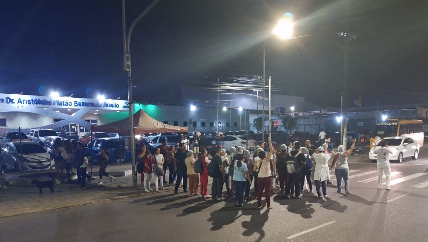 Com salários atrasados, funcionários da saúde realizam manifestação em Manaus