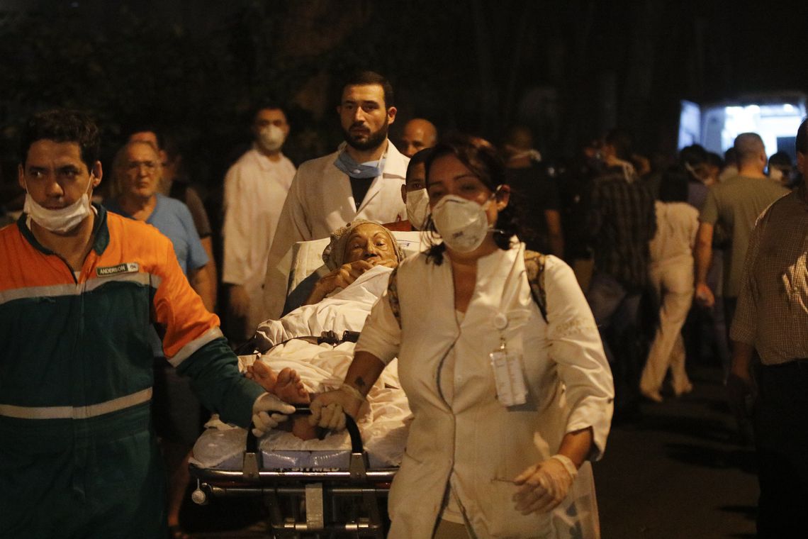 Incêndio atinge hospital no Rio e pacientes são retirados às pressas