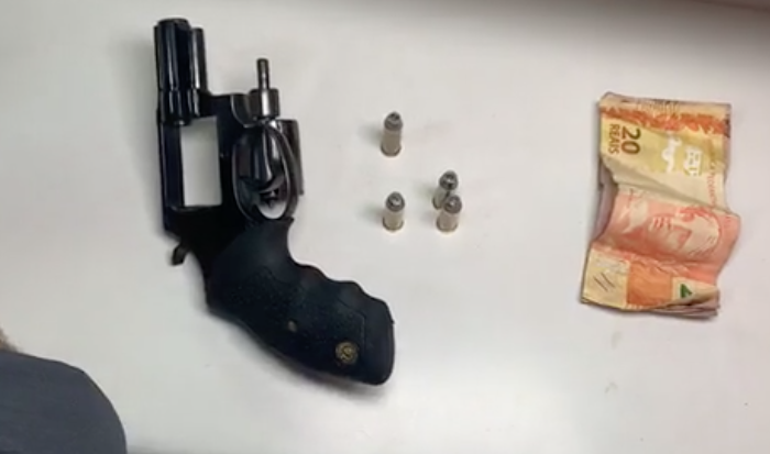 Suspeito de assalto se atrapalha, cai em avenida e é espancado em Manaus