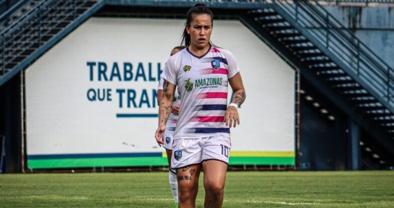 Camisa 10 do 3B, meia Karla Alves deixa o clube e acerta com o Santos