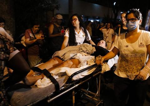 Corpo de Bombeiros já retirou mais de dez corpos de hospital que pegou fogo