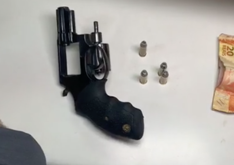 Suspeito de assalto se atrapalha, cai em avenida e é espancado em Manaus