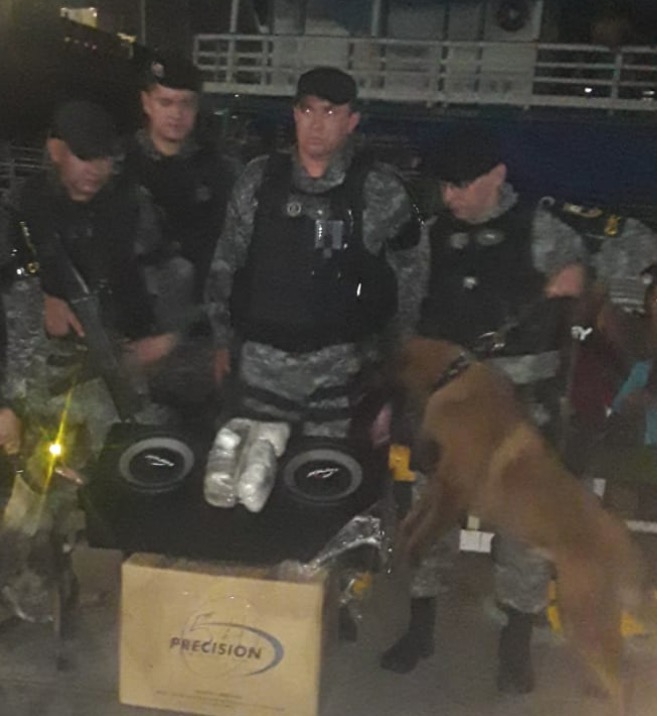 Em Manaus, polícia encontra caixa de som recheada de drogas em camarote de barco