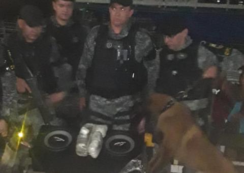 Em Manaus, polícia encontra caixa de som recheada de drogas em camarote de barco
