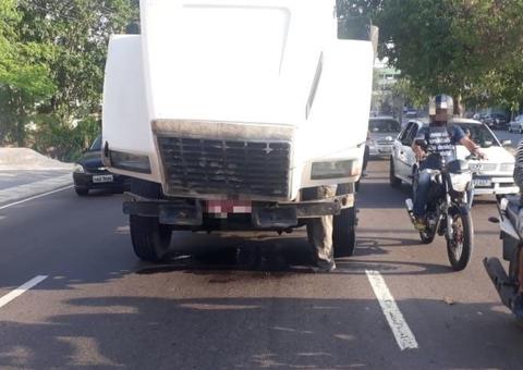 Em pleno horário de pico, caminhão em pane mecânica para trânsito em avenida de Manaus