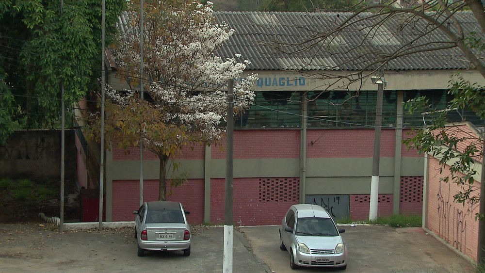 Aluno é detido após tentar atirar em colega em banheiro de escola