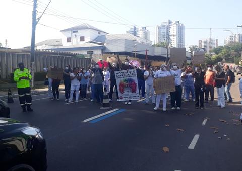 Profissionais da saúde param trânsito durante protesto por salário atrasados em Manaus