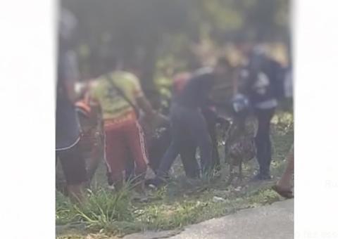 Suspeito de fazer arrastão com arma de brinquedo é dominado e espancado por vítimas em Manaus