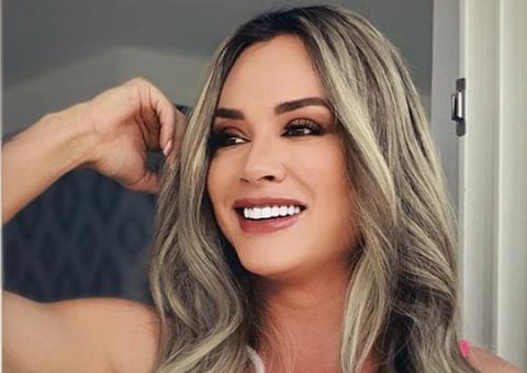 Juju Salimeni leva fio-dental ao limite e mostra tudo