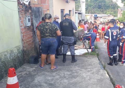 Homem é morto a facadas e pauladas enquanto caminhava em rua de Manaus 