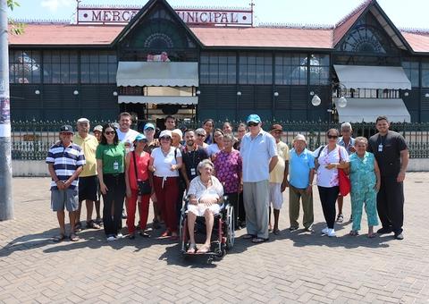 Passeio turístico leva idosos ao Mercado Municipal Adolpho Lisboa