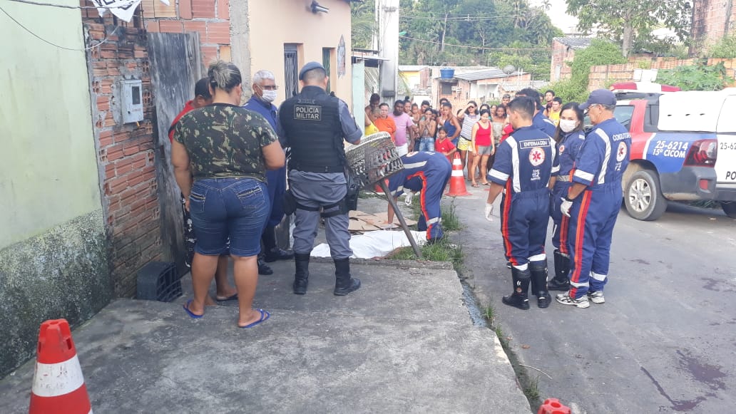 Homem é morto a facadas e pauladas enquanto caminhava em rua de Manaus 