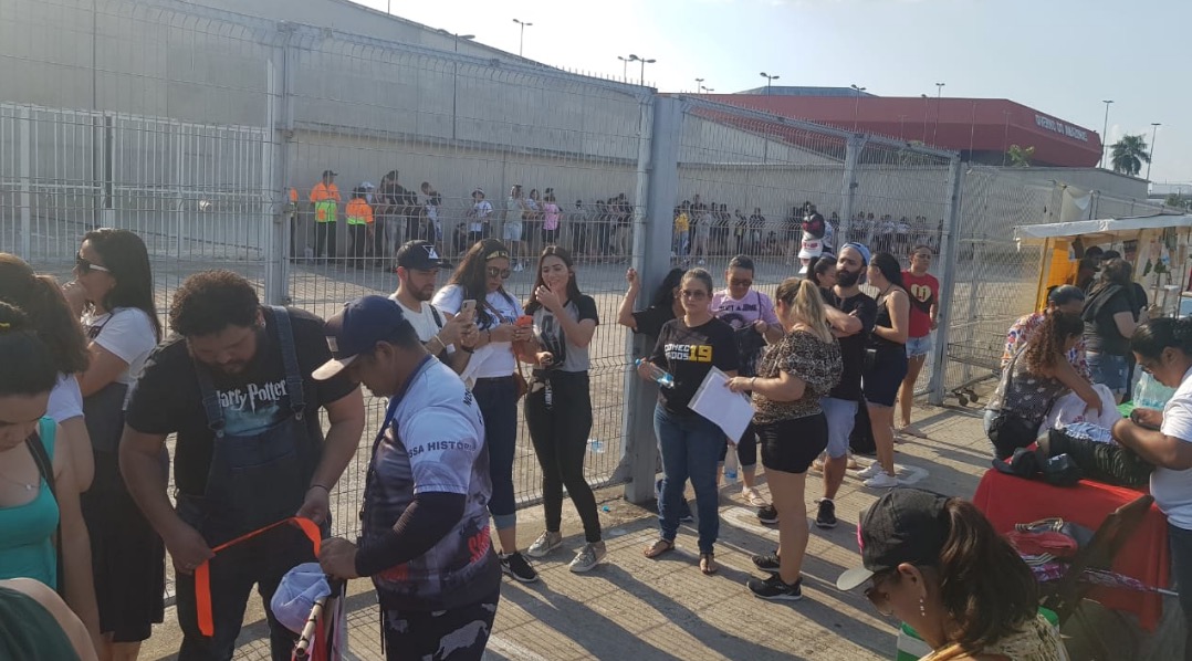 Sandy e Júnior: em fila quilométrica, fãs viajam a Manaus só para ver dupla