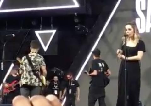 Em Manaus, Sandy e Júnior sobem no palco antes de show e enlouquecem fãs   