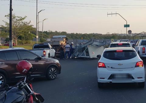Carga de caminhão desaba e derrama óleo em avenida de Manaus 