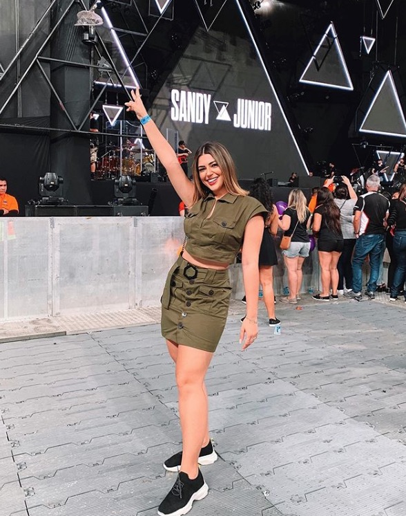 Vivian Amorim se empolga em show de Sandy e Júnior em Manaus