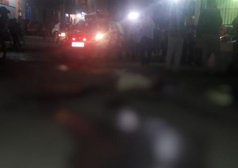 Homem é executado com mais de 10 tiros enquanto caminhava em rua de Manaus 