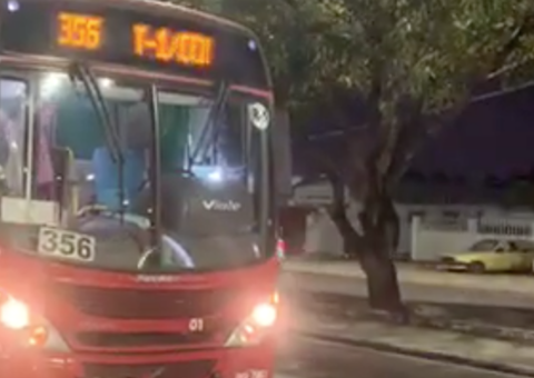 Passageira leva coronhada durante assalto a ônibus em Manaus 