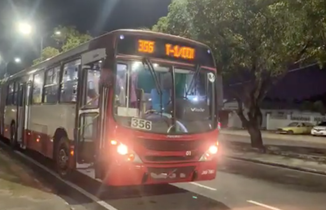 Passageira leva coronhada durante assalto a ônibus em Manaus 