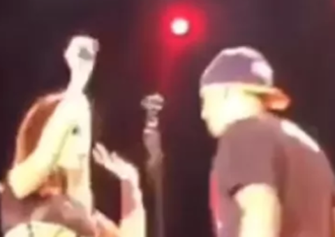 Vídeo: Anitta se desespera com invasão de homem e sai correndo do palco