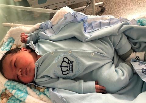 Bebê surpreende família ao nascer com mais de meio metro e pesando 6 Kg