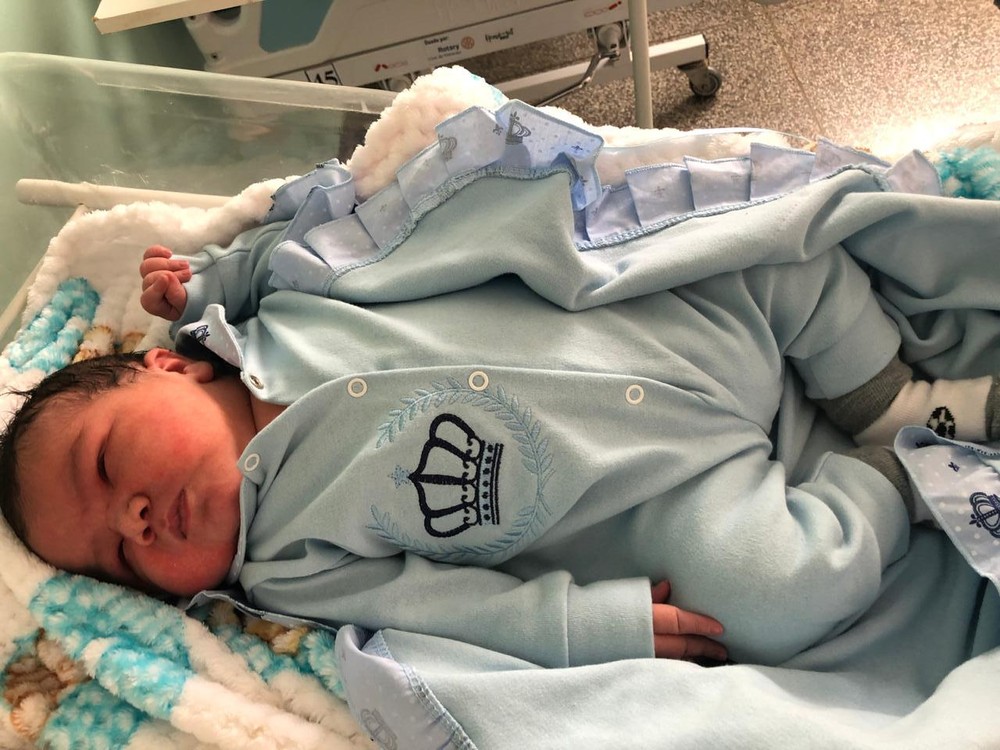 Bebê surpreende família ao nascer com mais de meio metro e pesando 6 Kg