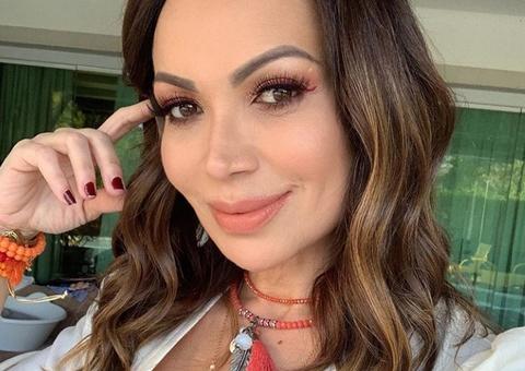 Solange Almeida exibe celulites em foto de biquíni: 'perfeições não enganam'