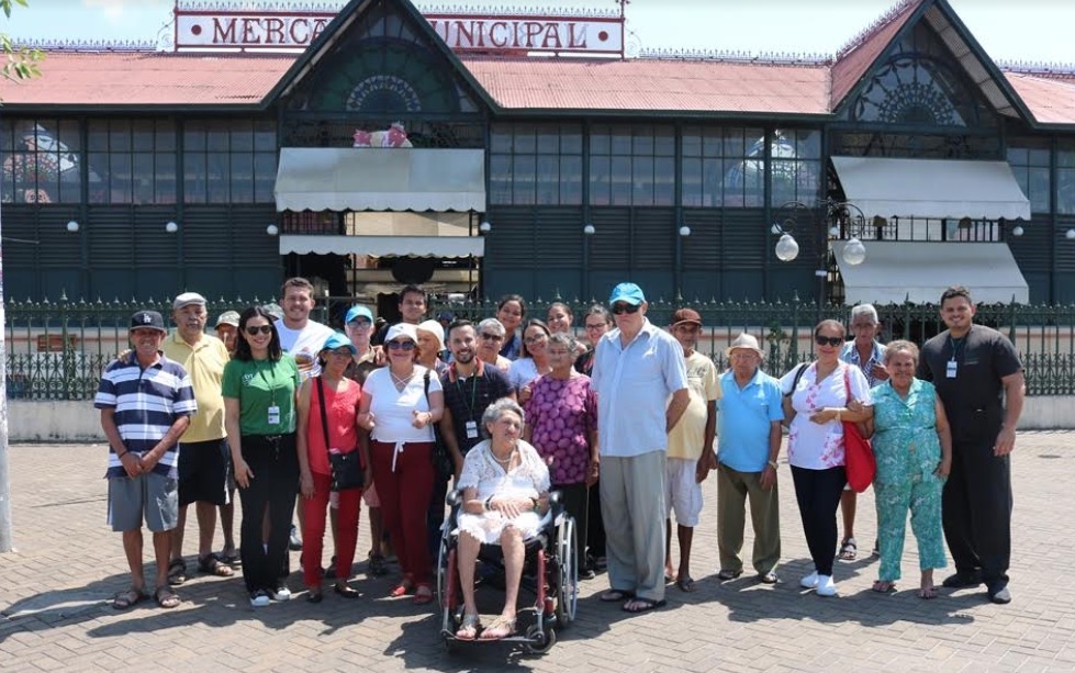 Idosos da Fundação Municipal Doutor Thomas fazem passeio no Mercado Adolpho Lisboa
