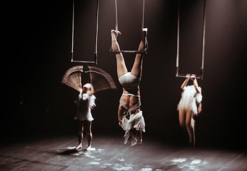 Teatro da Instalação recebe oficina e espetáculo de dança aérea com Lis Nobre