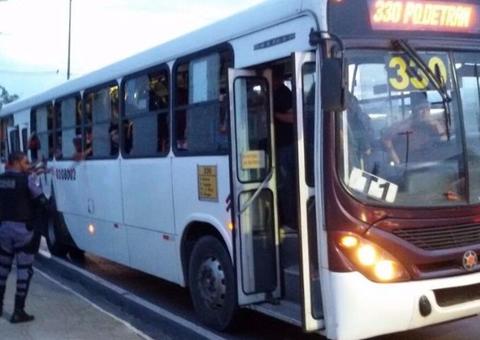 Motorista de ônibus reage a assalto e ataca suspeito armado em Manaus