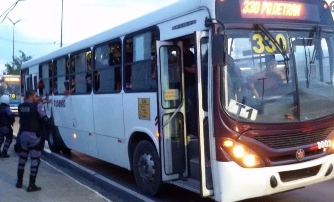 Motorista de ônibus reage a assalto e ataca suspeito armado em Manaus