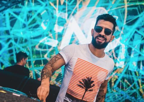 Dennis DJ vai agitar Baile das Medicinas em Manaus