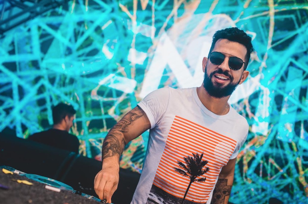 Dennis DJ vai agitar Baile das Medicinas em Manaus