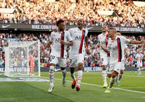 Após vaias, Neymar garante vitória do PSG com golaço de voleio 