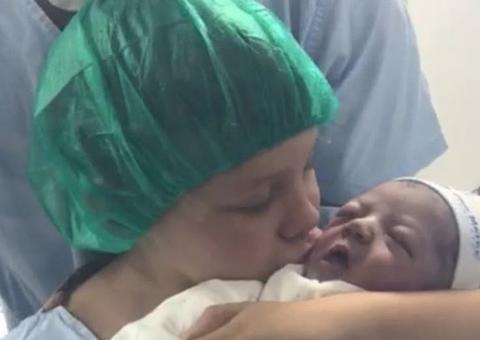 Em vídeo, filho de Neymar segura irmãozinho recém-nascido; assista