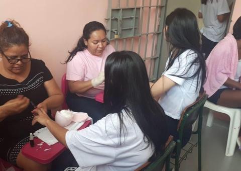 Detentas recebem dia de embelezamento em penitenciária de Manaus 