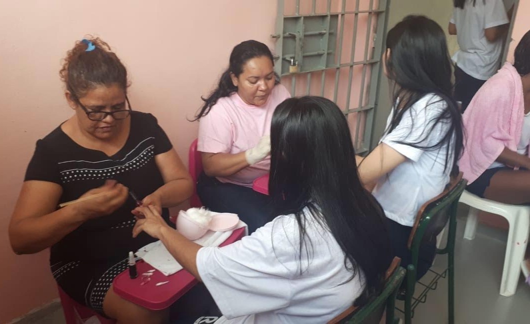 Detentas recebem dia de embelezamento em penitenciária de Manaus 