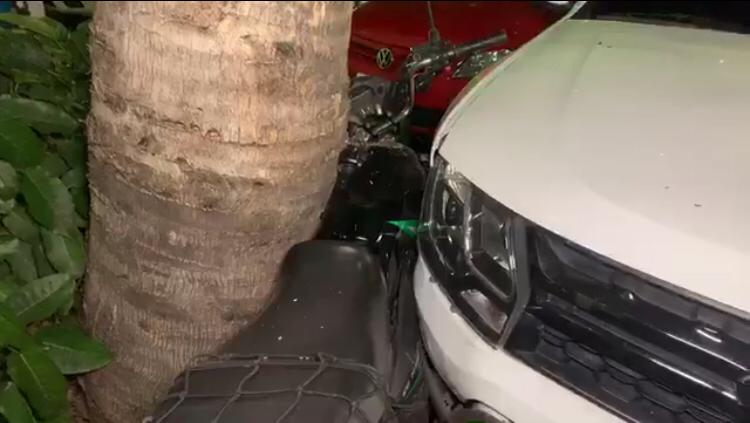 Forte colisão entre veículos deixa duas pessoas feridas em avenida de Manaus