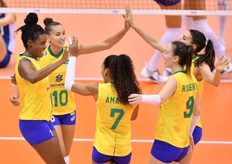 Brasil massacra Argentina e segue firme na disputa pelo título inédito da Copa do Mundo