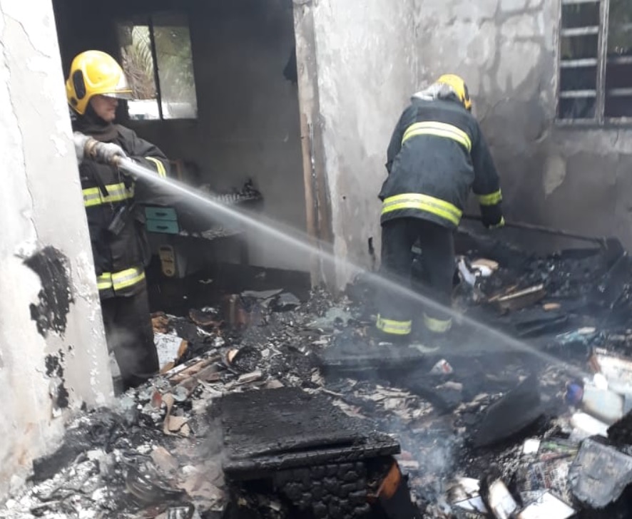 Fogo engole quarto e por pouco não devasta casa em área nobre de Manaus