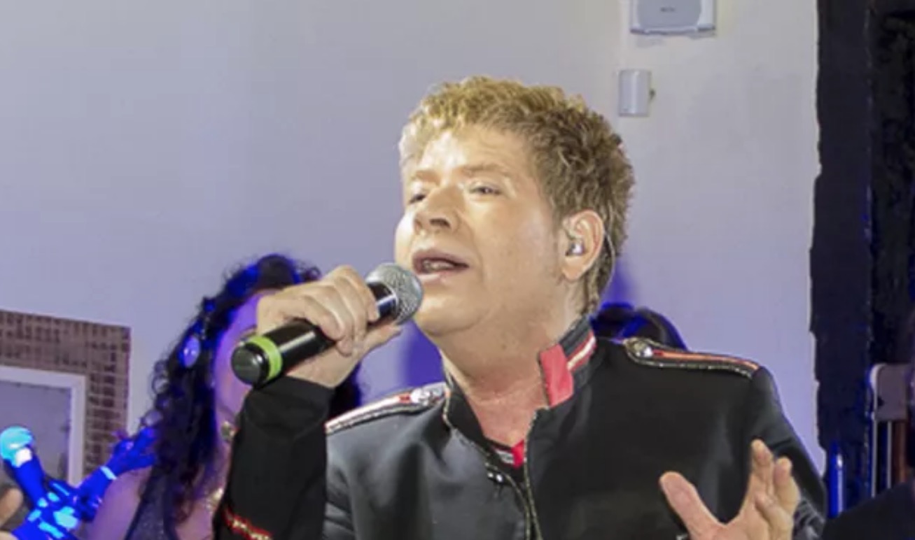 Morre aos 67 anos o cantor Roberto Leal