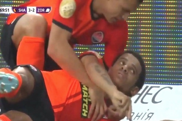 Atacante brasileiro bate a cabeça e sofre convulsão durante jogo