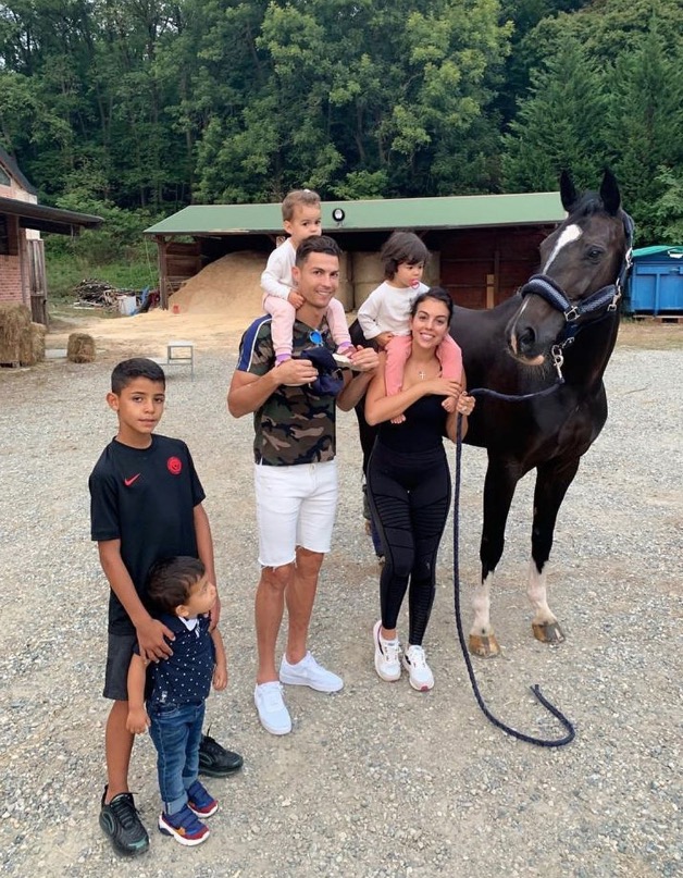 Cristiano Ronaldo com filhos e esposa em sítio: 'domingo em família'