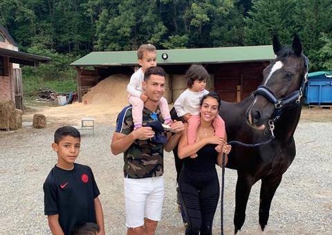 Cristiano Ronaldo com filhos e esposa em sítio: 'domingo em família'