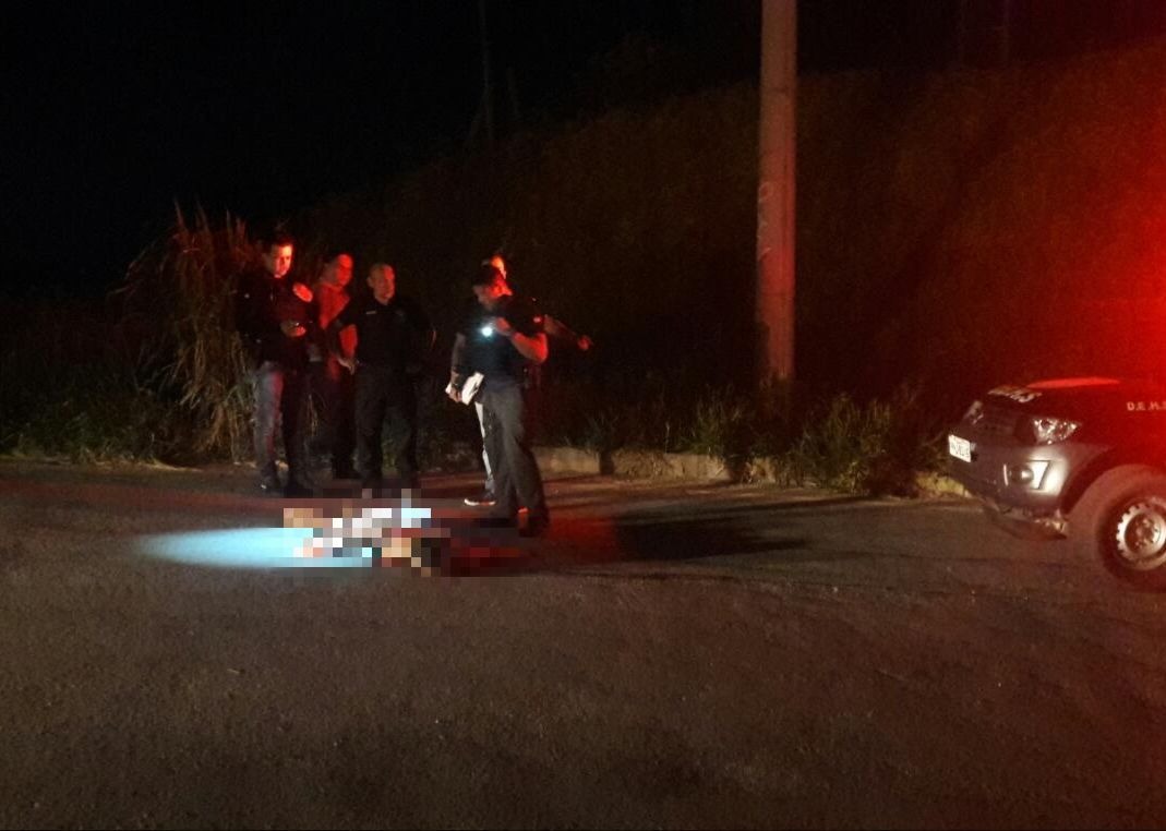 Com vísceras expostas, homem é encontrado morto em avenida de Manaus 